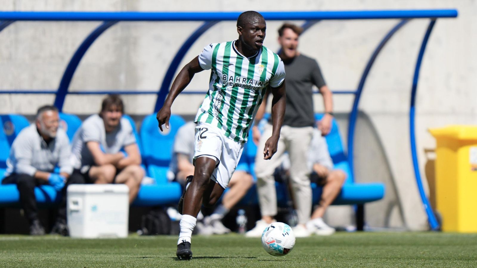 Fomeyem conduce el balón en un partido del Córdoba CF.