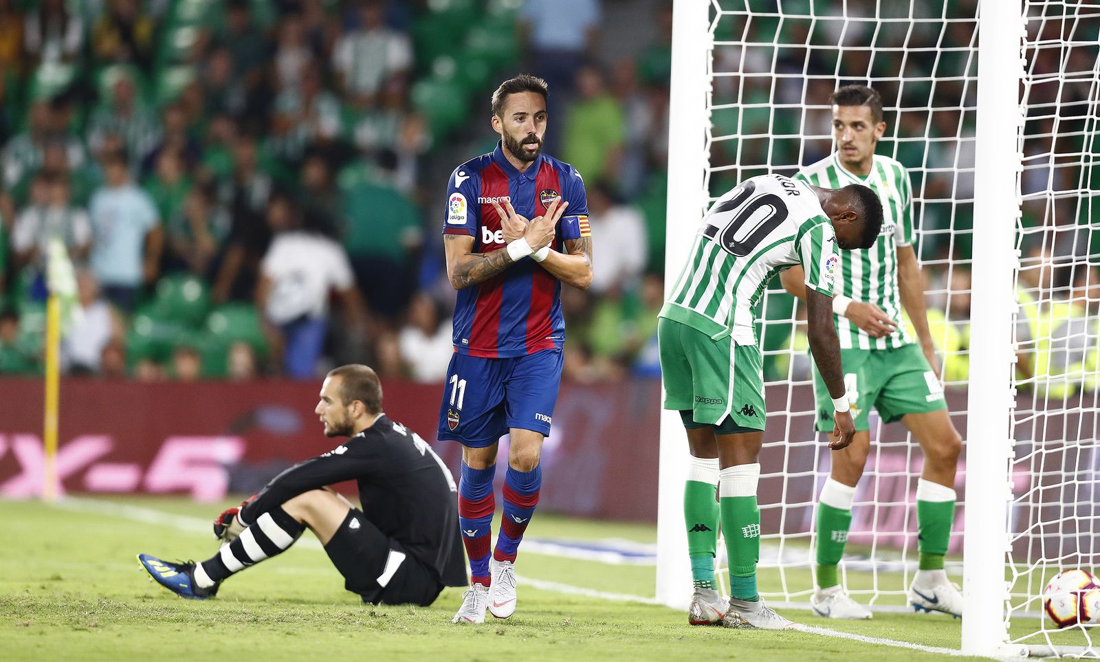 Morales celebra el 0-2 ante Pau López, Júnior y Feddal.