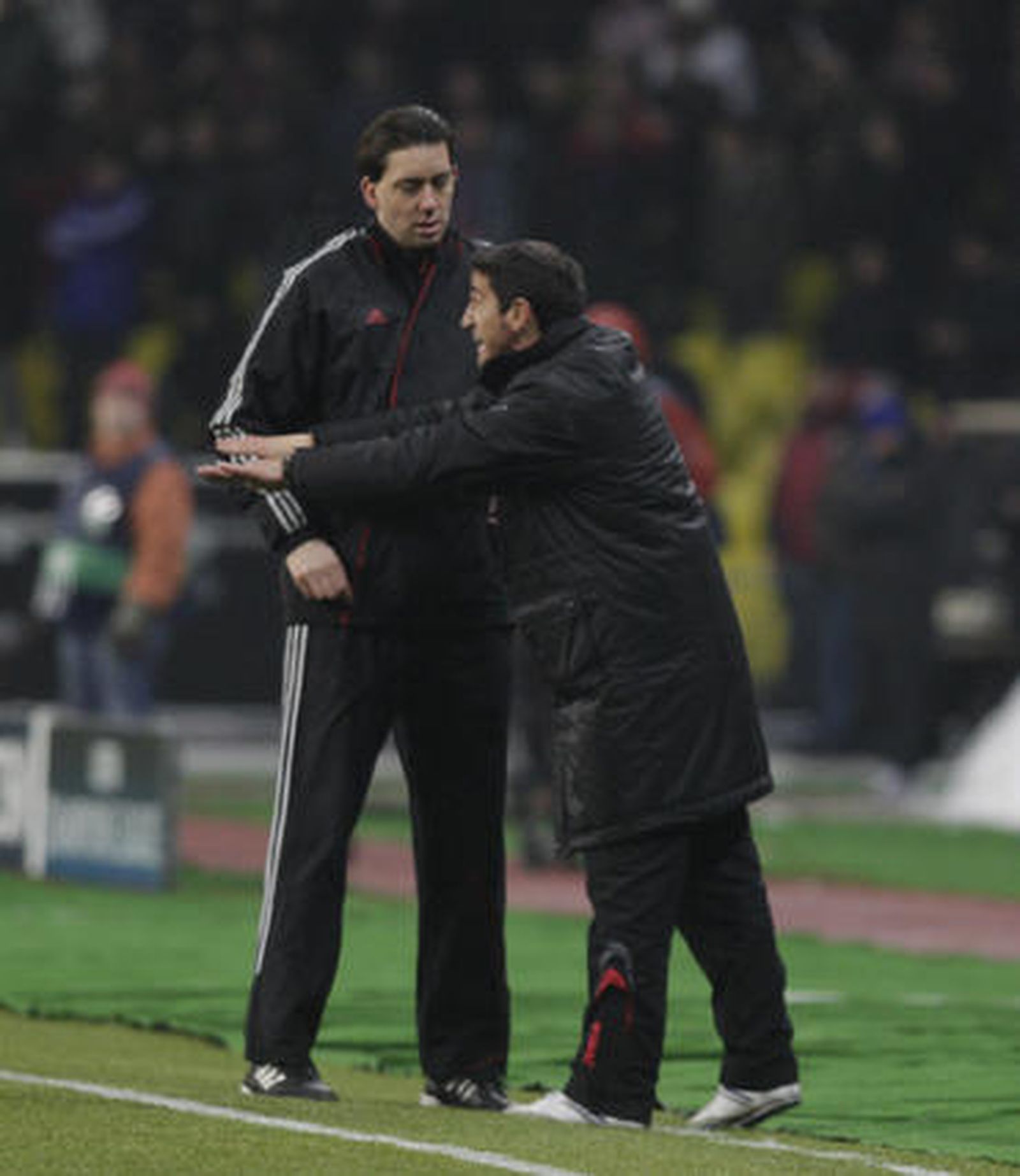 Manolo Jiménez hace gestos a sus futbolistas, ante la presencia del cuarto árbitro.

Foto: Antonio Pizarro