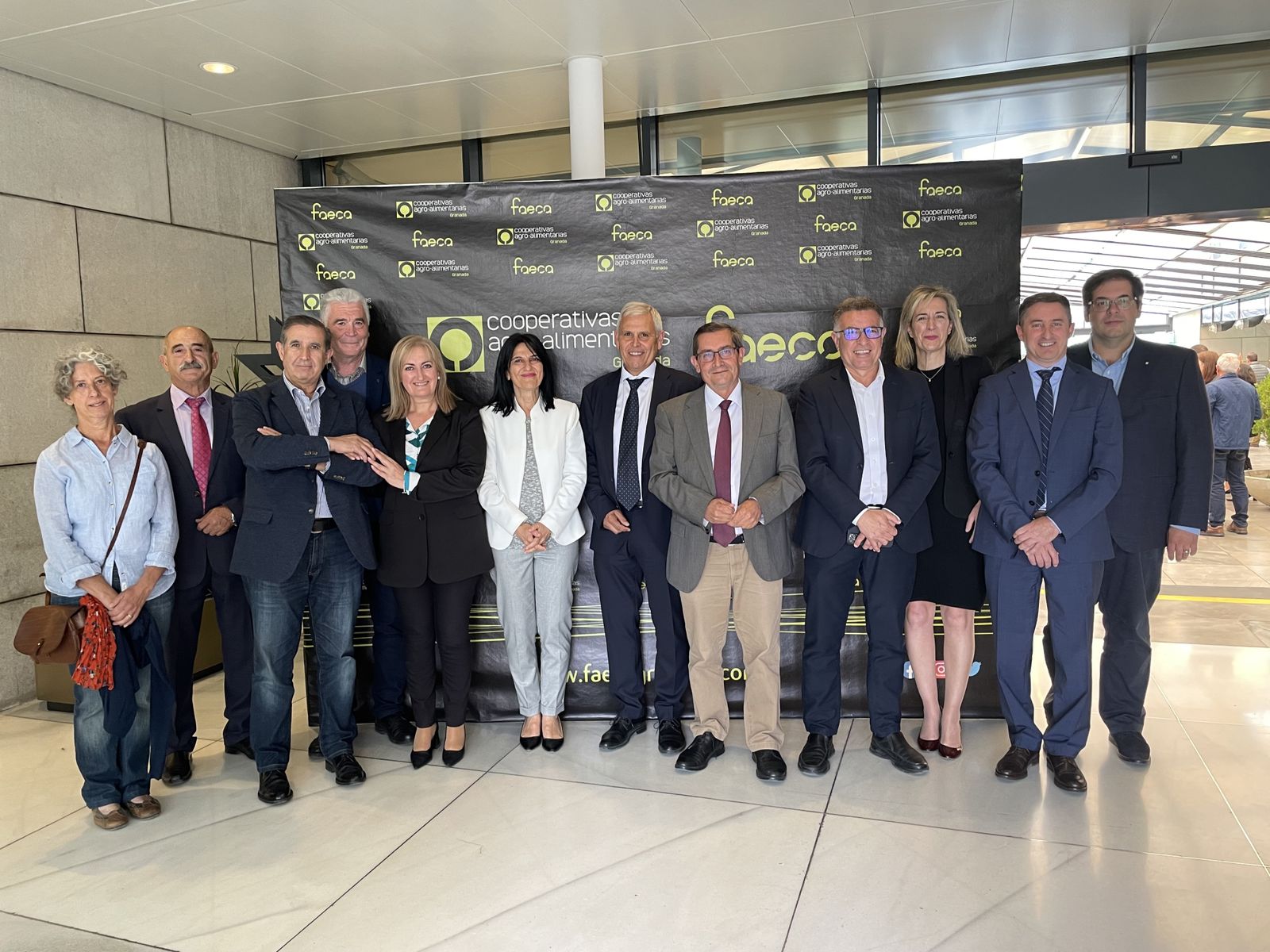 Foto de familia de representantes de Cooperativas Agroalimentarias e instituciones públicas de Granada