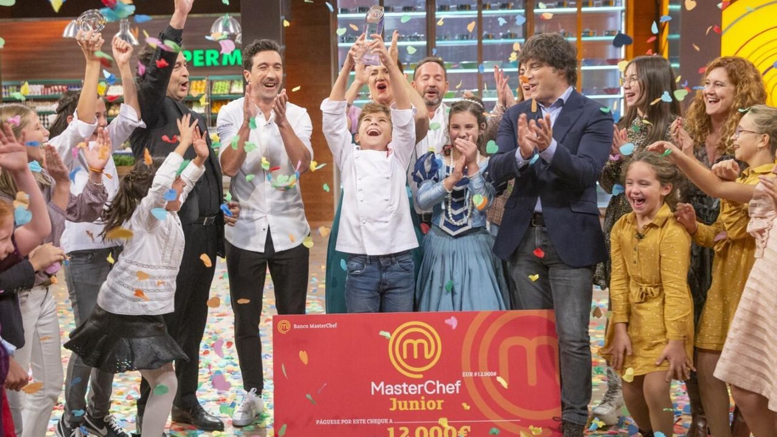 Guillem alza el trofeo en la final rodeado del jurado y los familiares