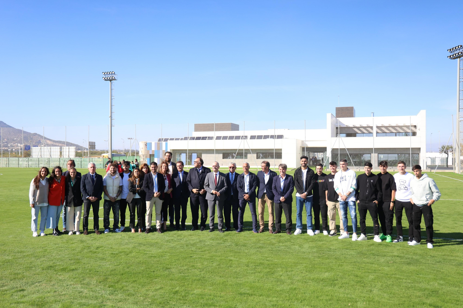 Foto de familia sobre el césped de la Academia.