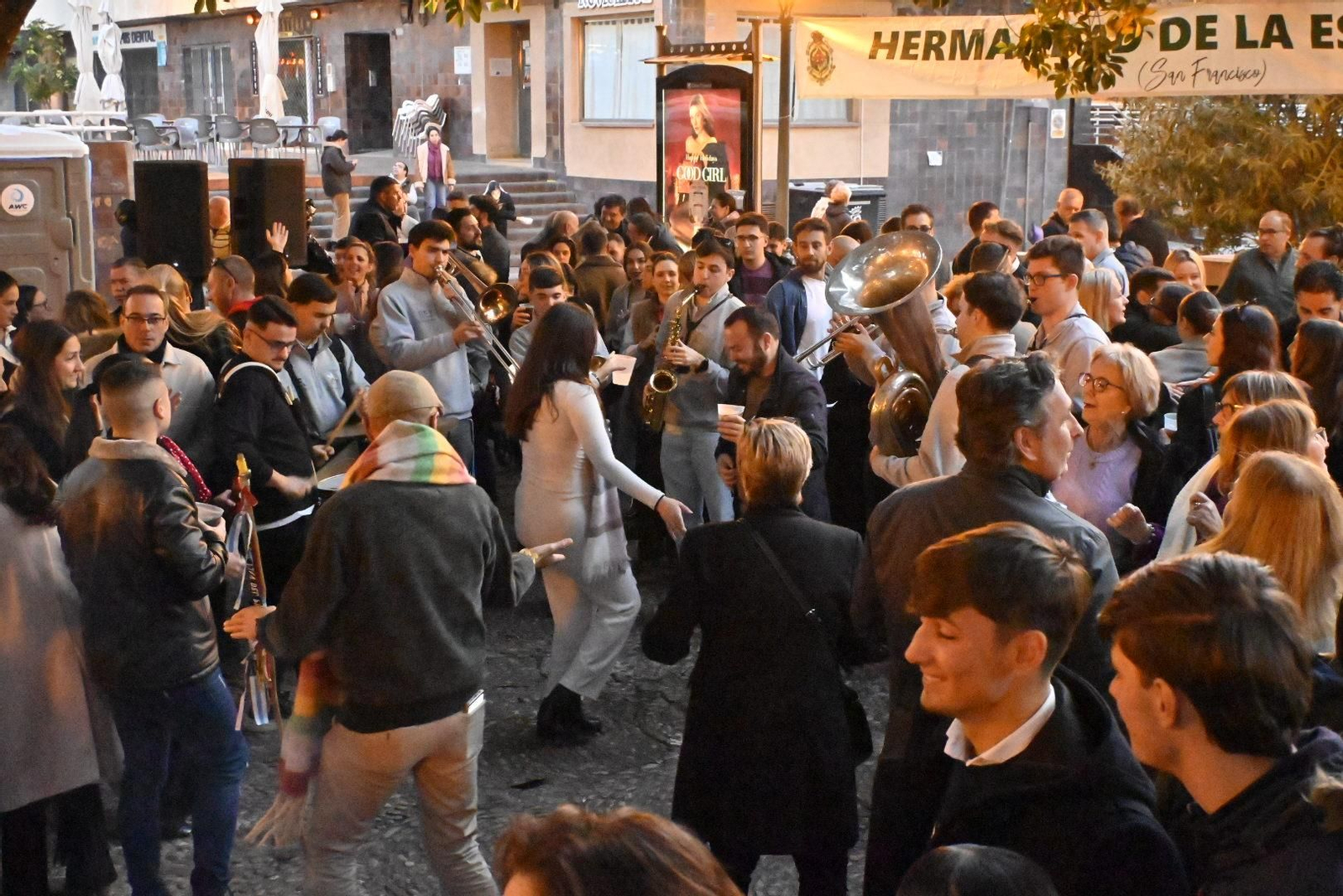 Las imágenes de la Zambomba de la Hermandad de la Esperanza en la Plaza Niña
