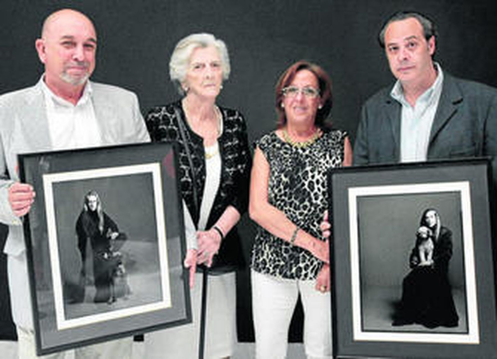 Ricardo Carrero, Lourdes Galofré, Beatriz Naya y Ubaldo Naya con las fotografías de Juan Carrero y Enrique Naya.