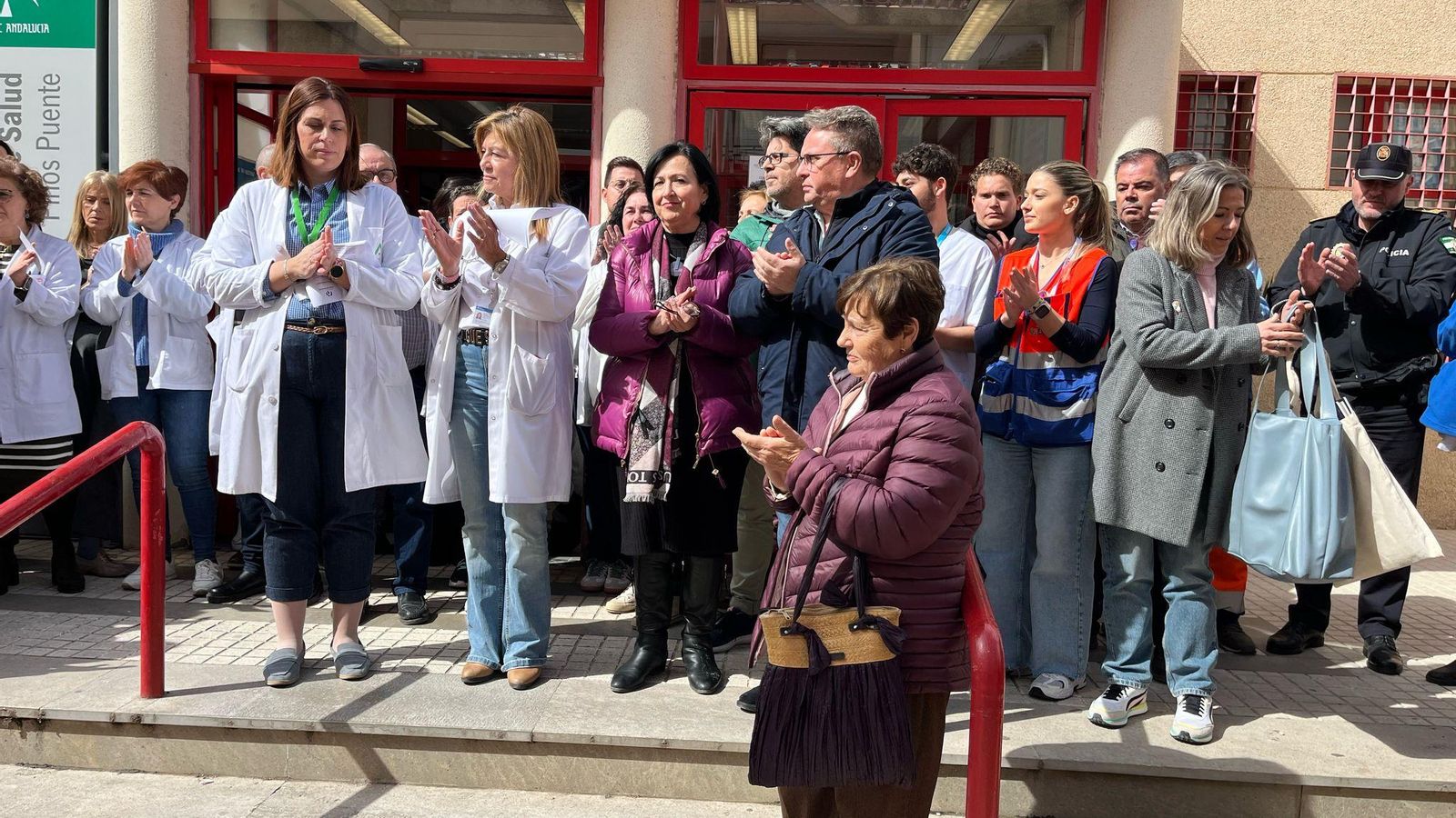 Concentración del personal sanitario y de representantes del PSOE en Pinos Puente