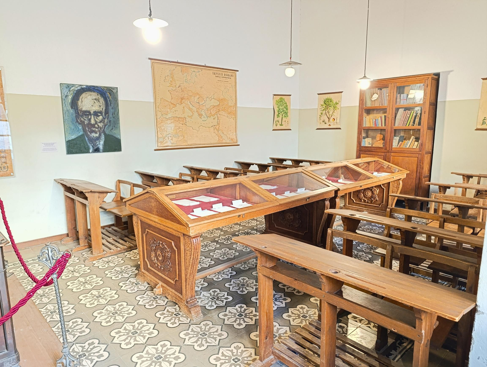 Vista del aula, con vitrinas centrales que exhiben documentos, cartas y material relacionado con el paso del poeta por Baeza.