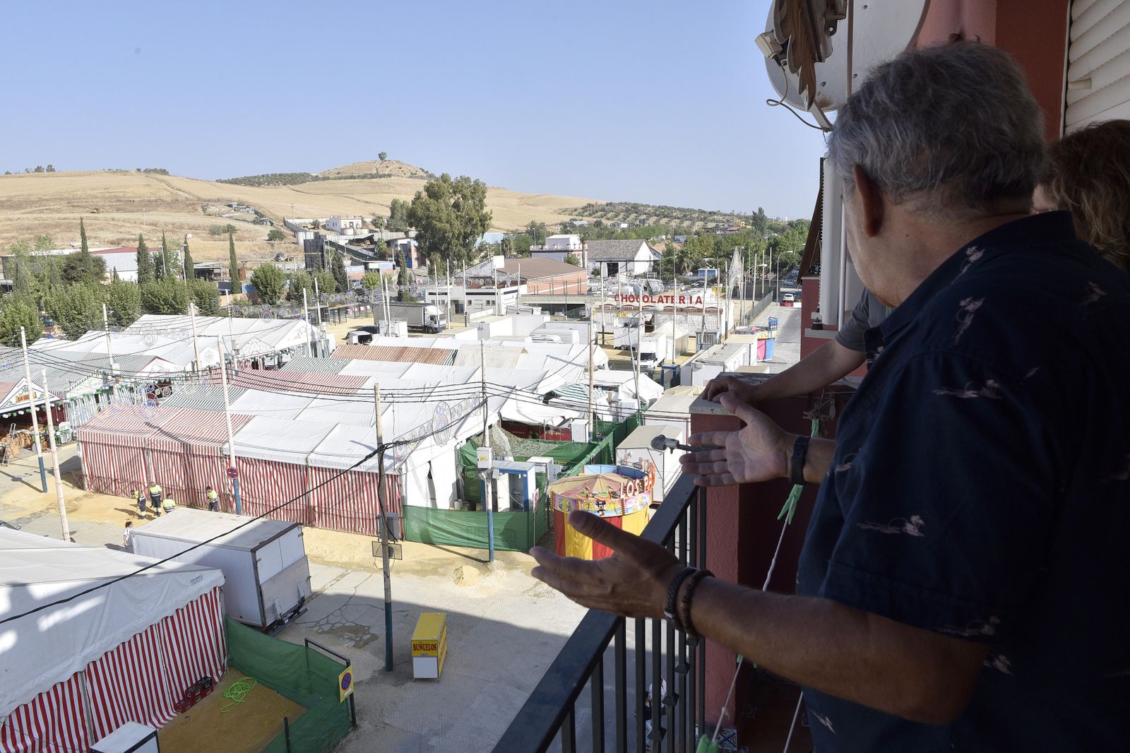 Una perspectiva de la feria desde el balcón de un vecino de la calle Ramón Soto Vargas, en la otra esquina tiene instalados los cacharritos.