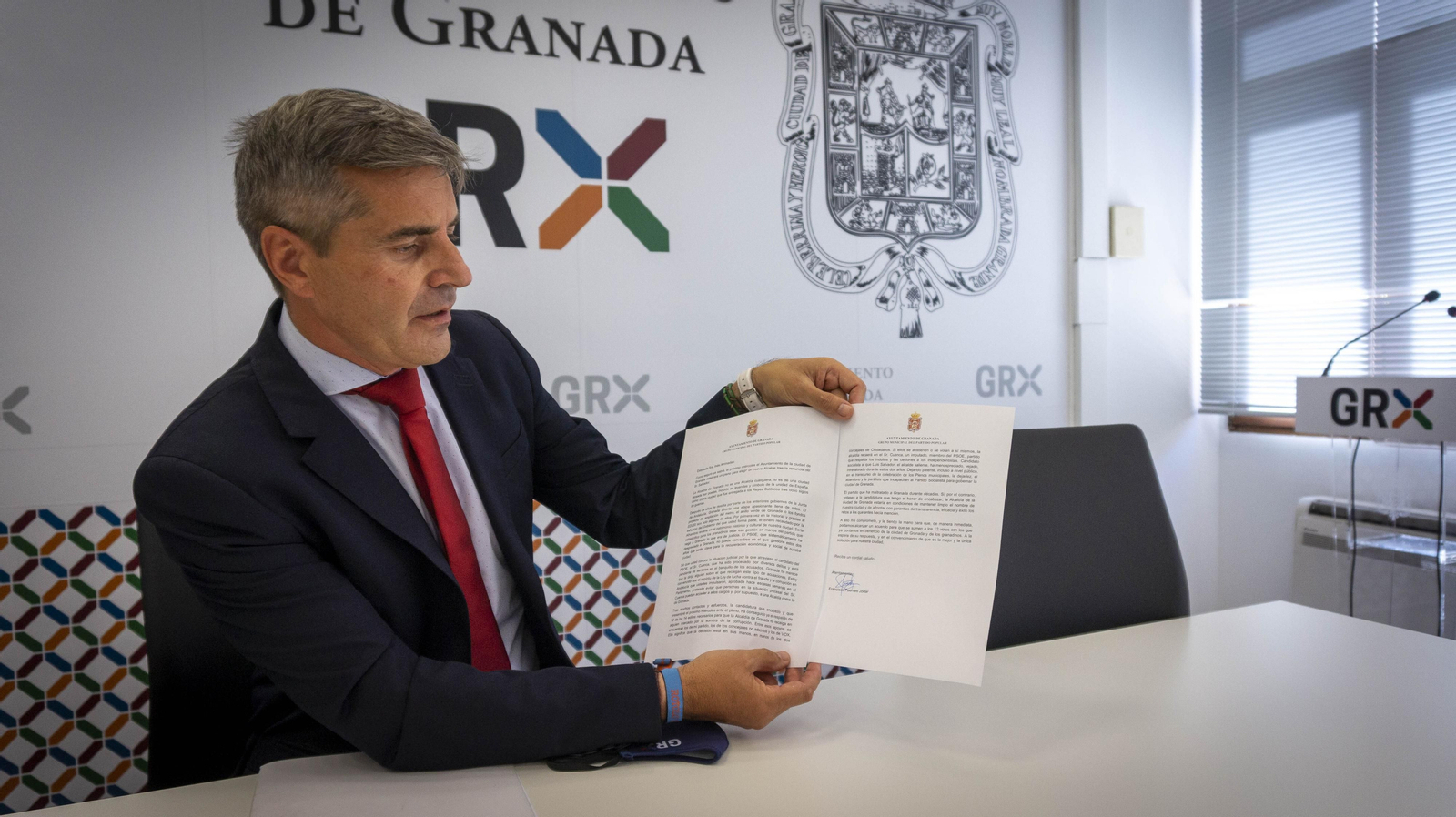 El portavoz del grupo municipal del PP, César Díaz, muestra la misiva