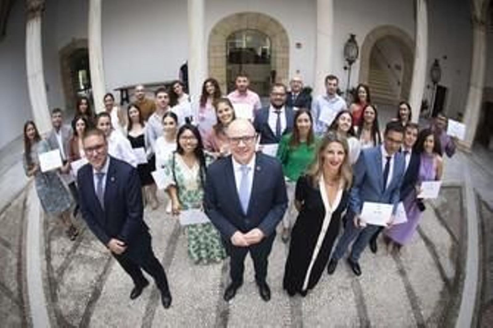 Juan Luis Benítez, Pedro Mercado y Raquel Fuentes, junto a los estudiantes reconocidos por su excelencia en el rendimiento académico.
