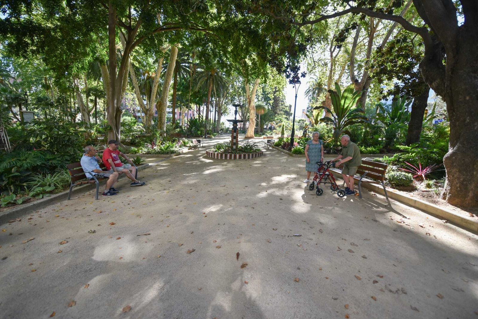 Una mañana a la sombra de los árboles en el remodelado Parque María Cristina de Algeciras.