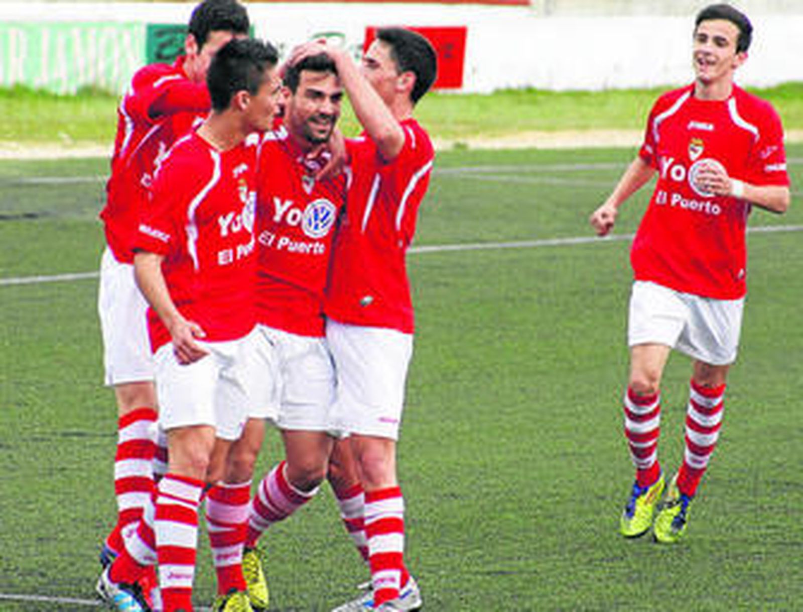 Rafi Cruz (c) recibe las felicitaciones de Pedrito, Elías y Zarzuela tras anotar el tanto de la victoria frente al Montilla.