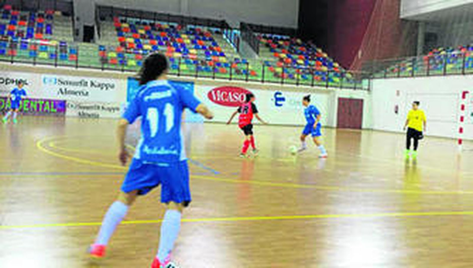 Un partido de fútbol sala en el pabellón de La Gangosa.