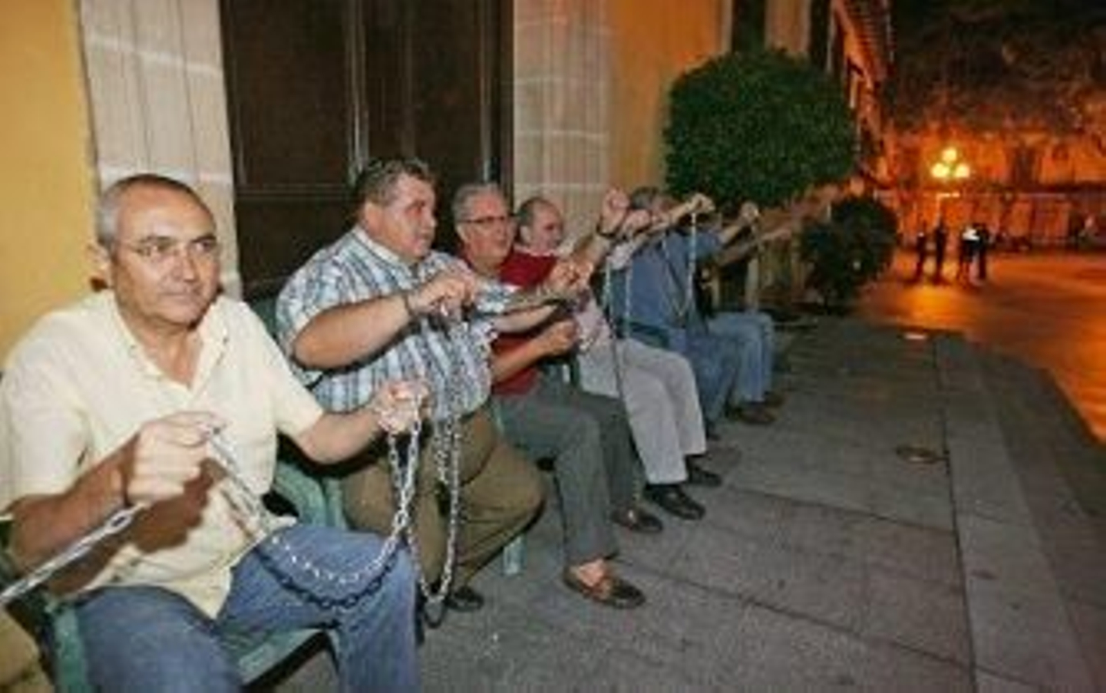Encadenados a la puerta del Ayuntamiento