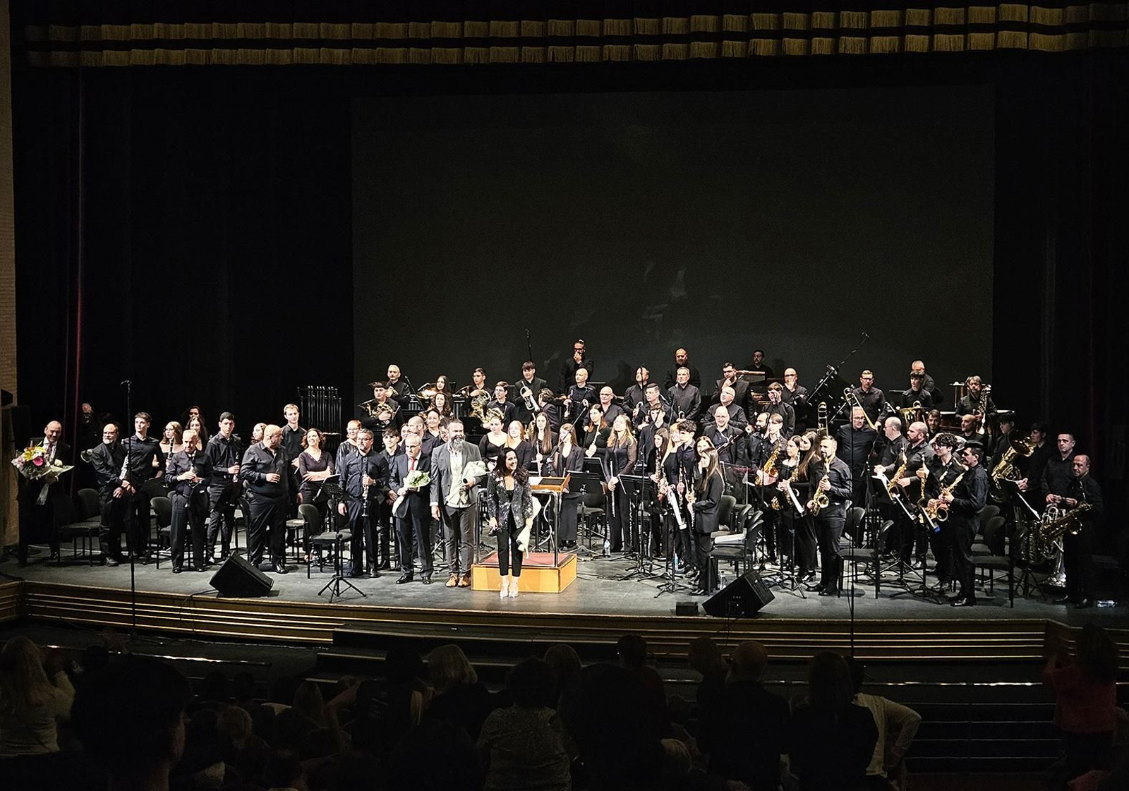 La Banda Municipal junto a los solistas que participaron en un concierto brillante.