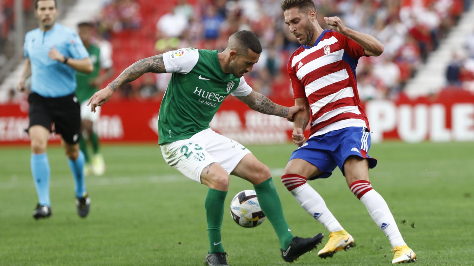 Rubén Rochina elude a un rival en el duelo ante el Huesca.