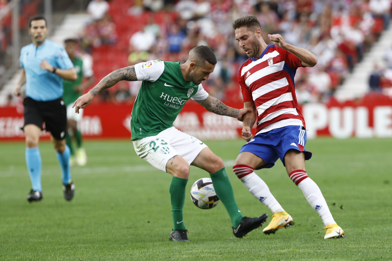 Rubén Rochina elude a un rival en el duelo ante el Huesca.