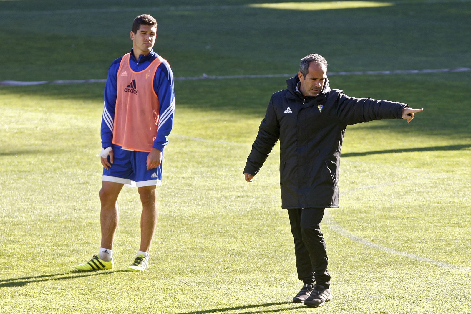 Álvaro Cervera hace una indicación ante la atenta mirada de Garrido, que tampoco podrá jugar hoy.