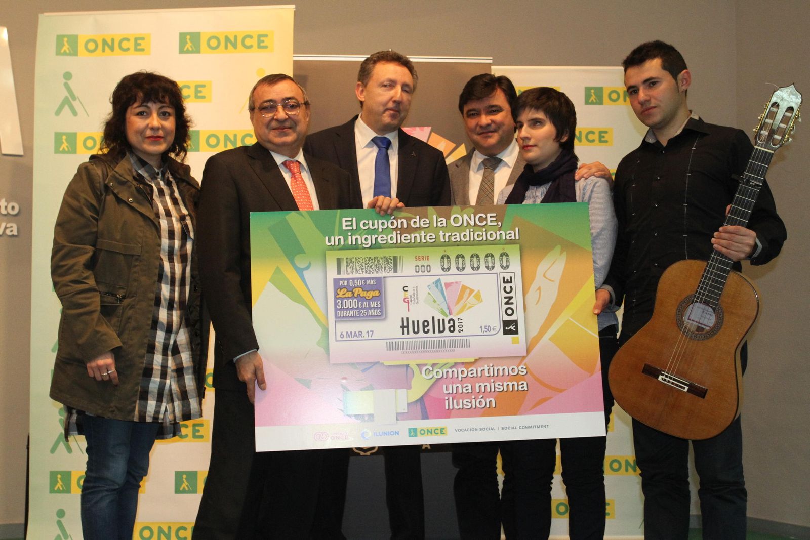 Los representantes de las instituciones portan la imagen del cupón del próximo 6 de marzo.