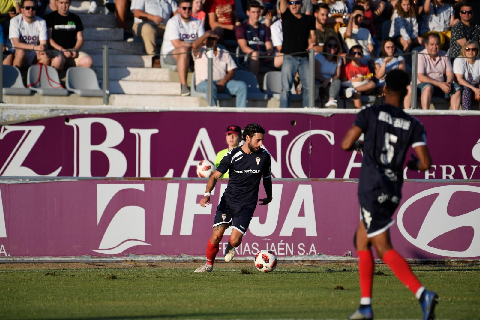 Antoñito controla la pelota en el Nuevo La Victoria.