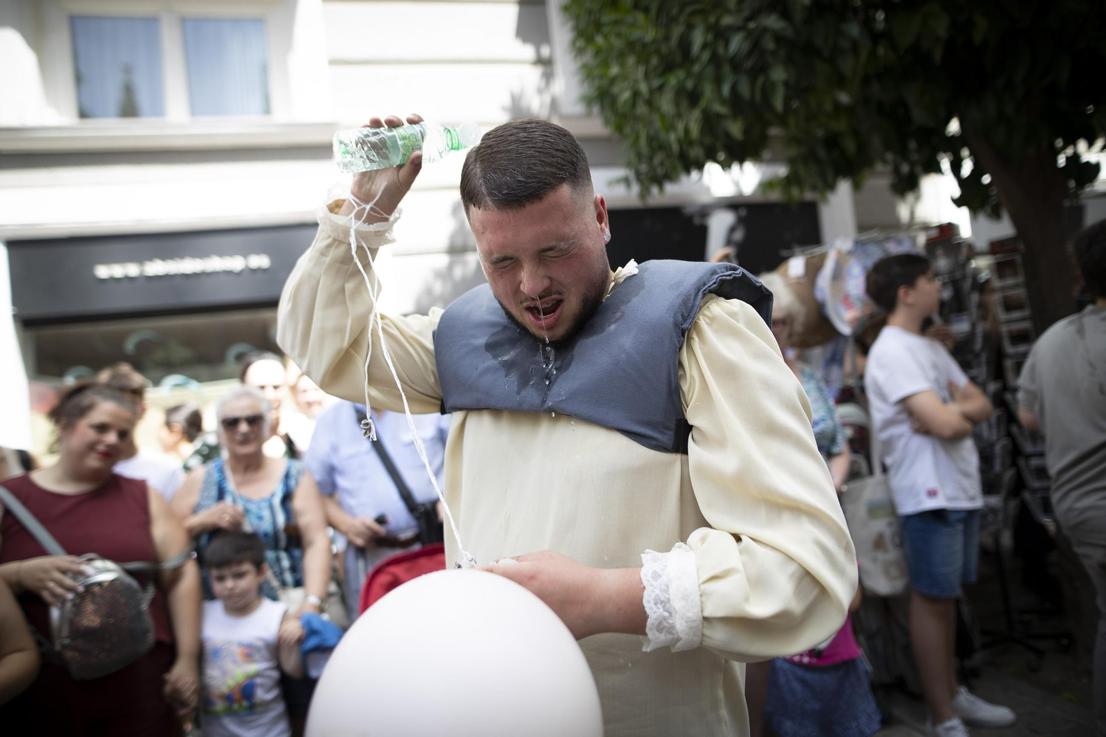 Las mejores imágenes del recorrido de la Tarasca por las calles de Granada