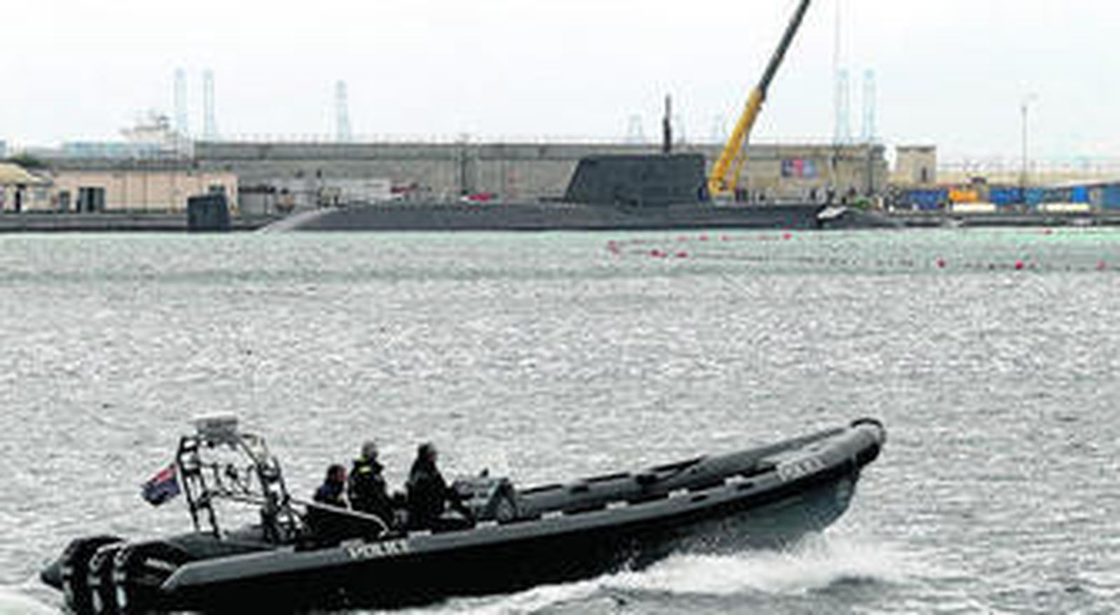 Una grúa instalada junto al submarino 'HMS Ambush'.