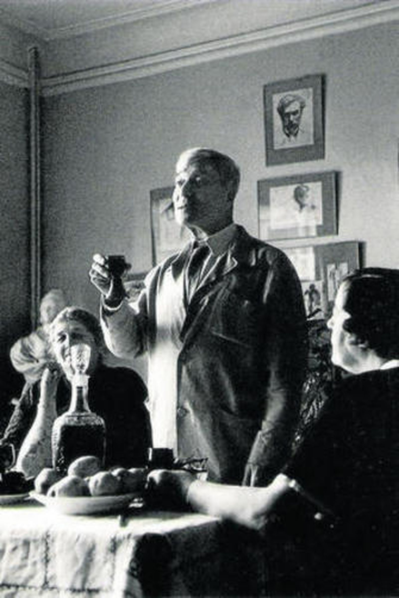El escritor Boris Pasternak, en Peredélkino, retratado por Cornell Capa.