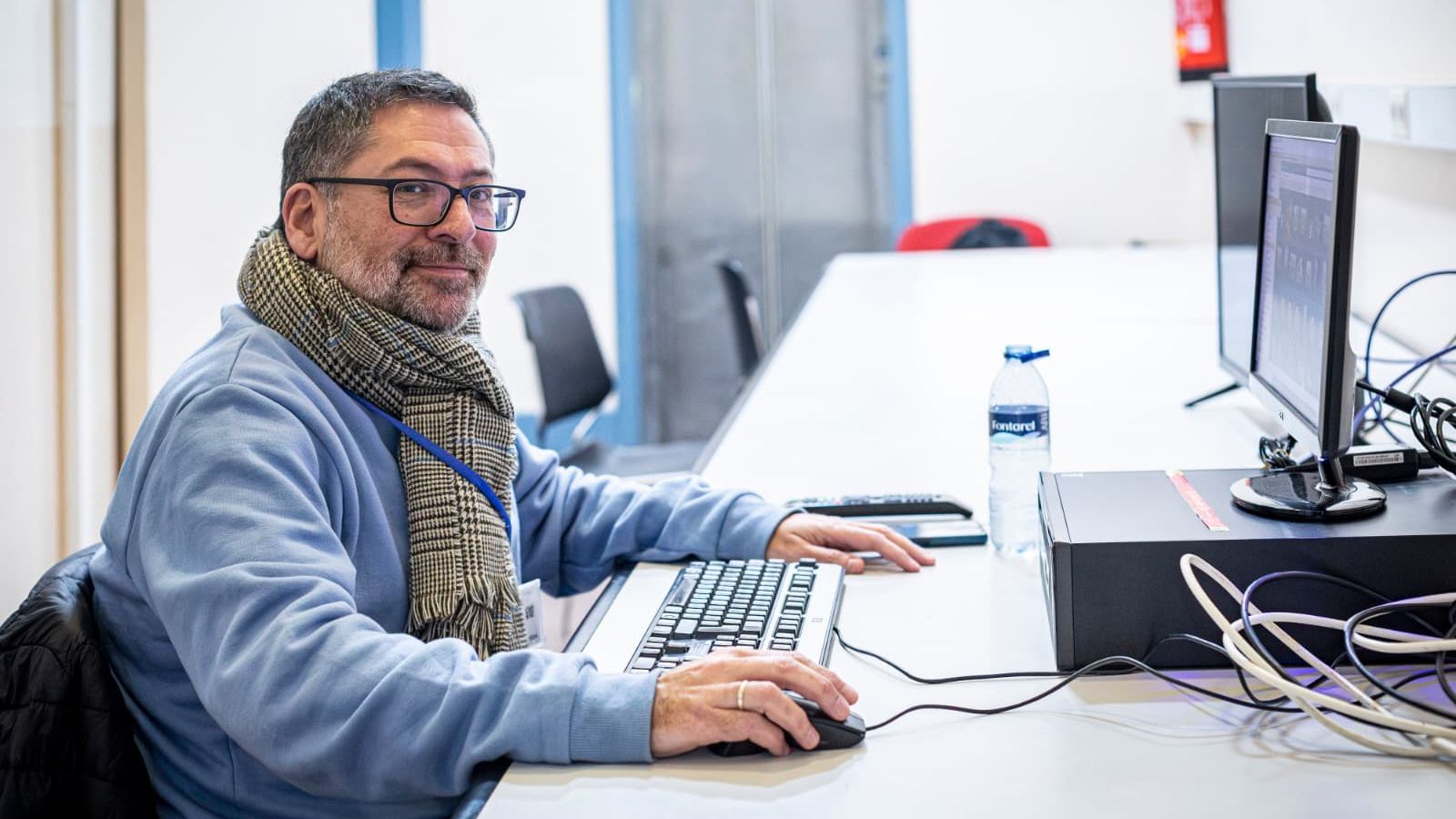 José Manuel Sánchez Reyes durante su labor periodística en el Teatro Falla