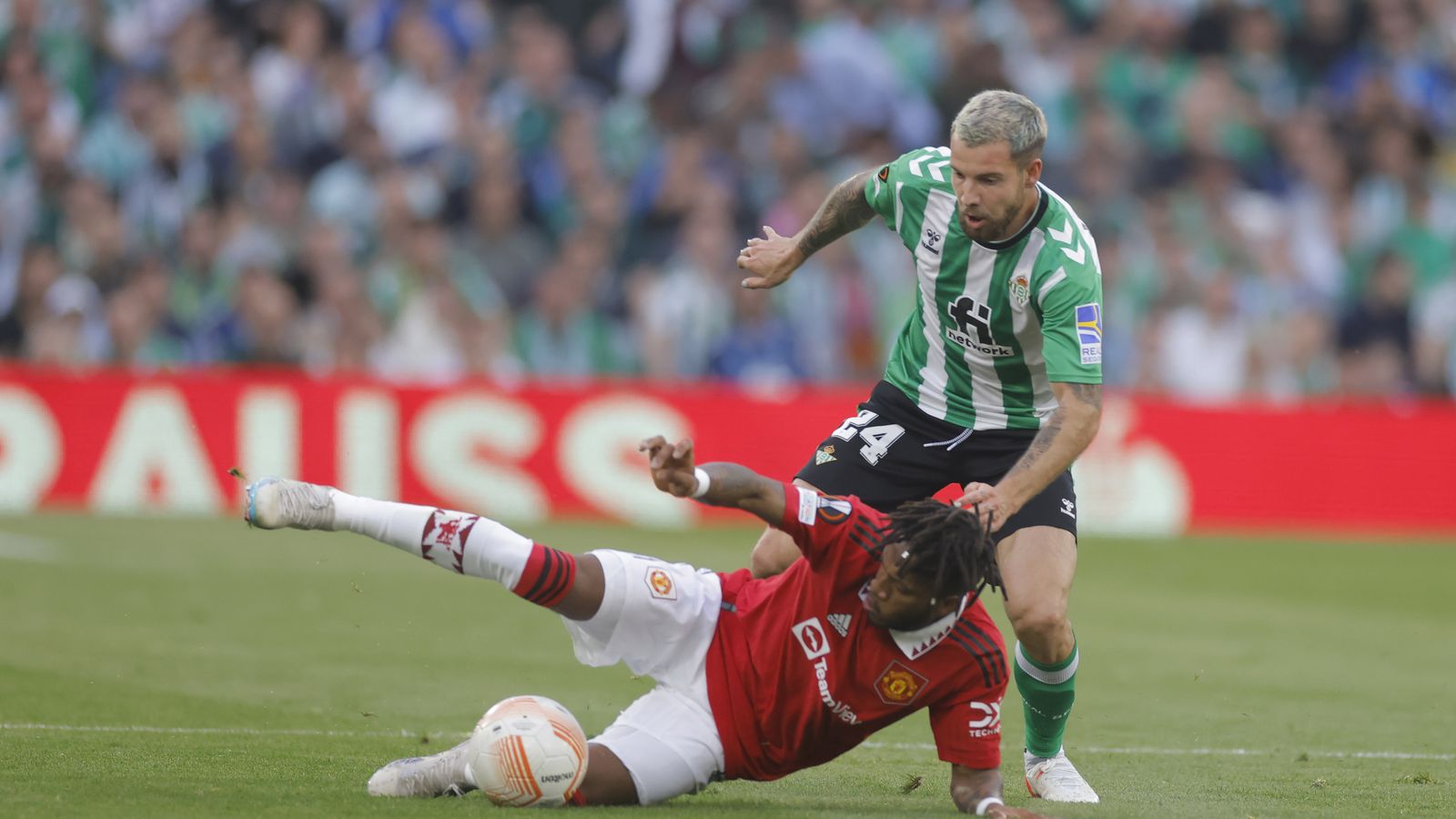 Aitor Ruibal aprieta a Fred.