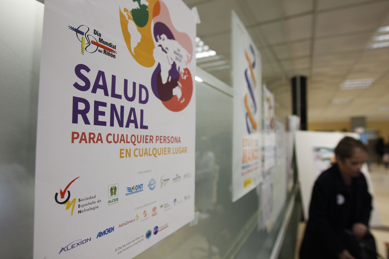 Un cartel indica el Día Mundial del Riñón en el hospital Torrecárdenas de Almería.