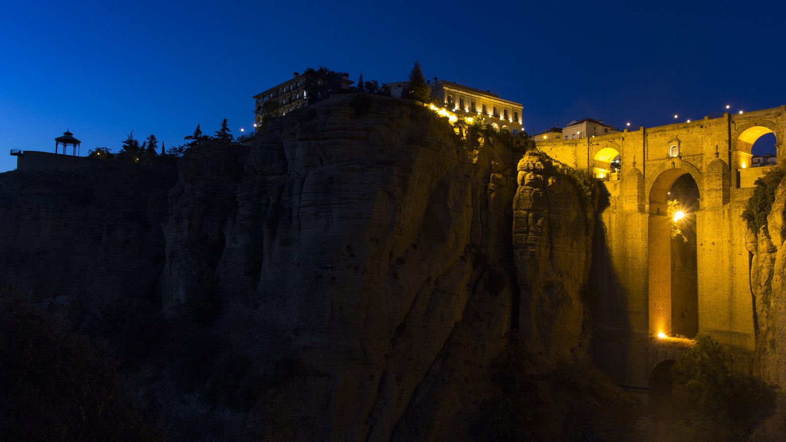 Más de 40 años costó construir el Puente Nuevo.