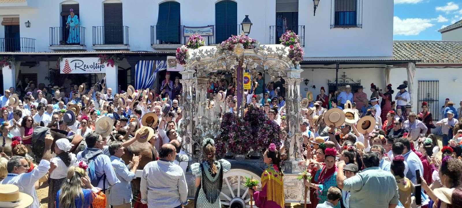 Imágenes de la llegada a la Aldea y presentación de la Hermandad del Rocío de Jerez
