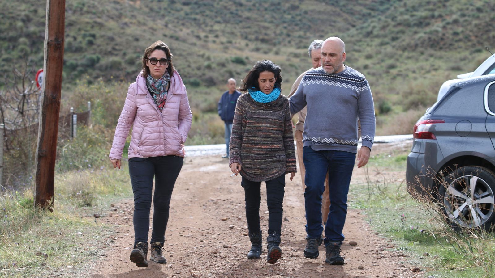 Patricia Ramírez, madre de Gabriel, recorre las inmediaciones de la vivienda desde la que salió el pequeño hacia casa de sus primos.
