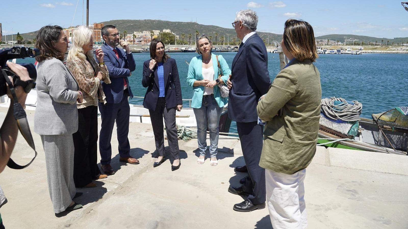 Rocío Díaz visita La Línea este jueves e informa al alcalde de actuaciones de Fomento en el municipio. Rocío Díaz visita La Línea este jueves e informa al alcalde de actuaciones de Fomento en el municipio.