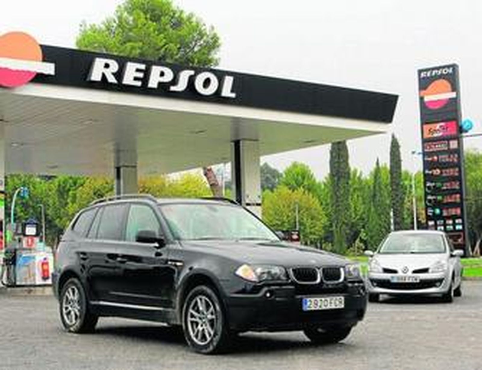 Un vehículo abandona una gasolinera de Córdoba capital tras repostar.