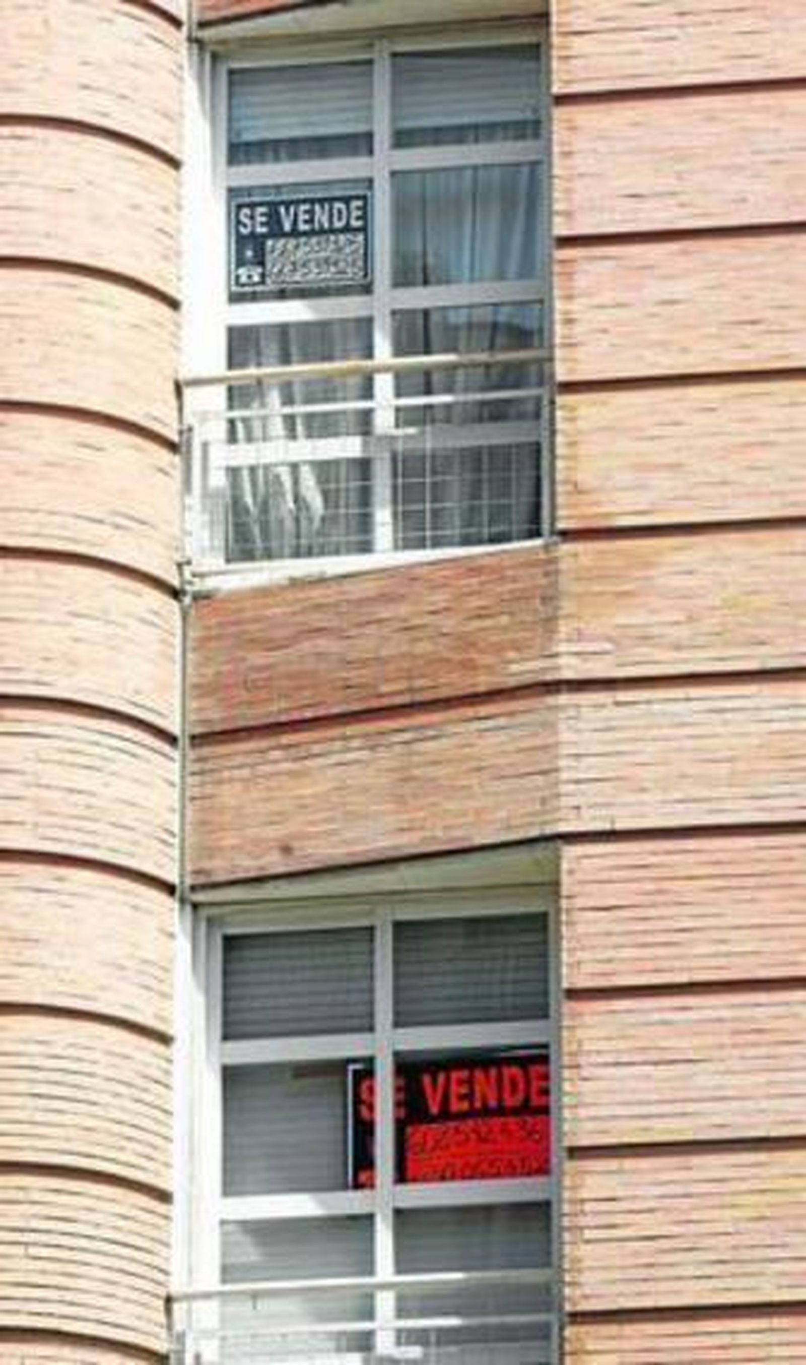 Dos casas en venta en un mismo bloque de Los Remedios.