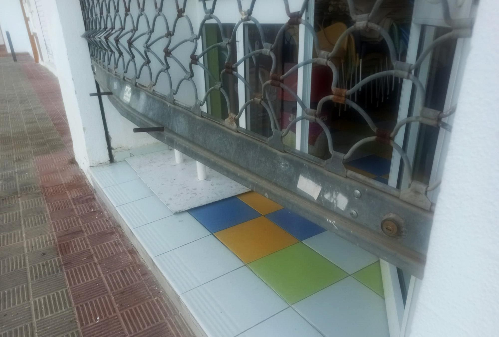 La reja de la puerta principal de acceso al local fue doblada con "algún objeto contundente" según la denuncia