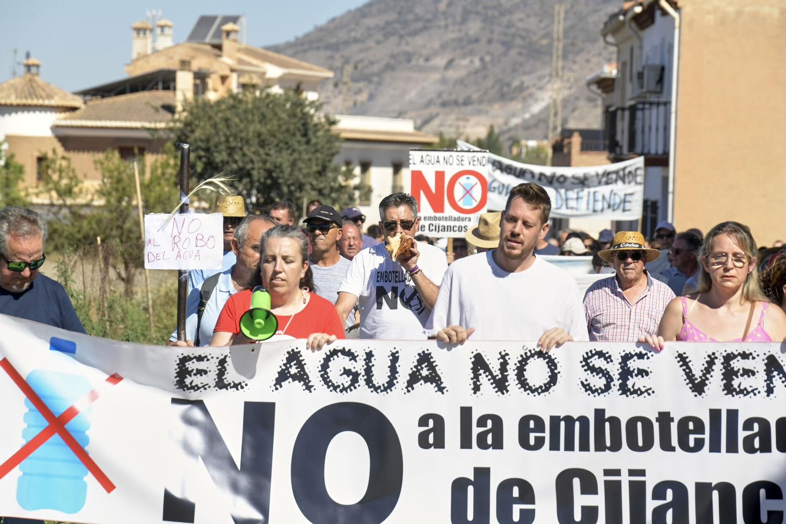 Así se han manifestado por las calles de Padul en contra de la embotelladora de Cijancos