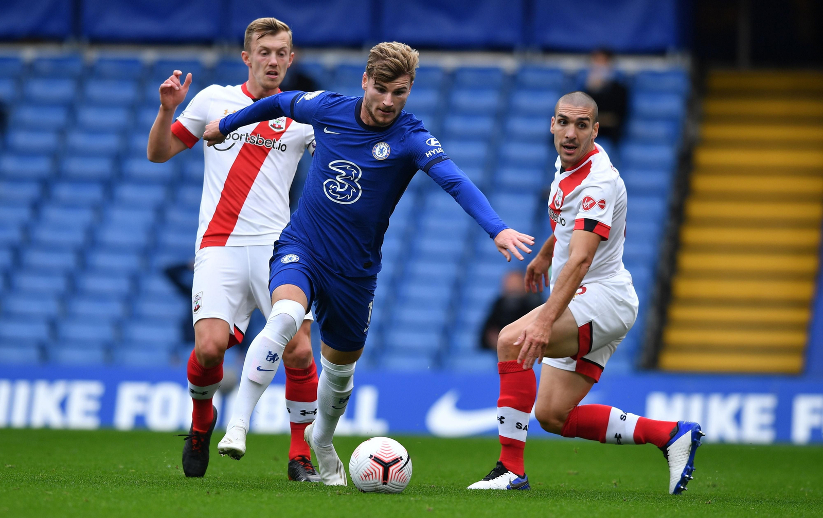Timo Werner se perfila para hacer el 1-0 tras dejar atrás a Oriol Romeu y Ward-Prowse.