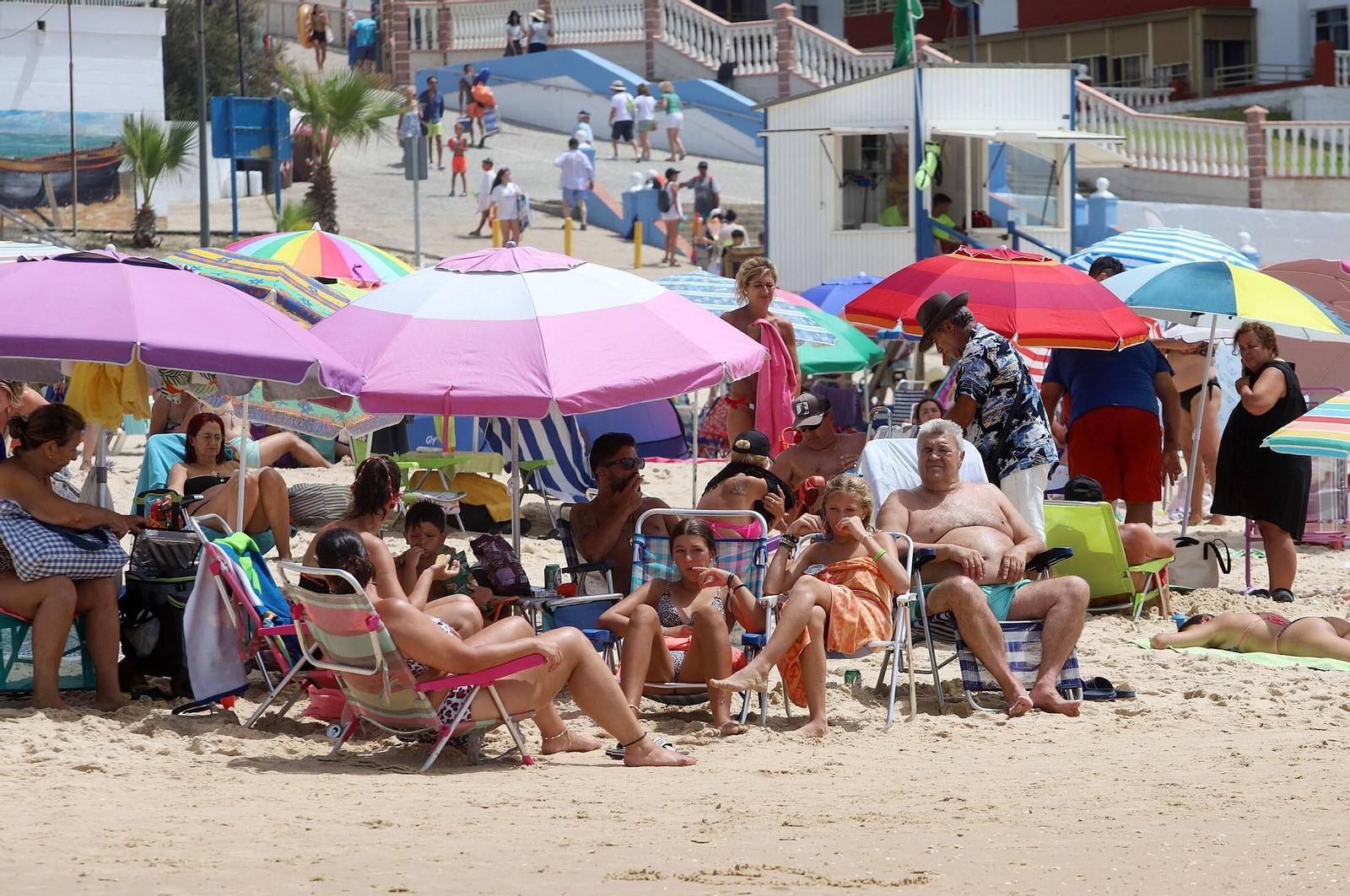 La playa de Matalascañas abarrotada de bañistas