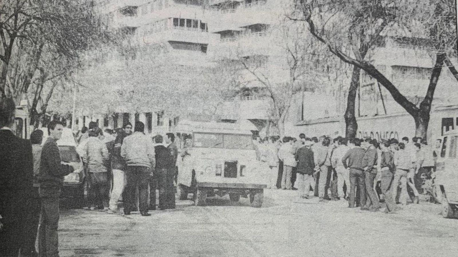 Concentración de aficionados industrialistas a las puertas del estadio Domecq.