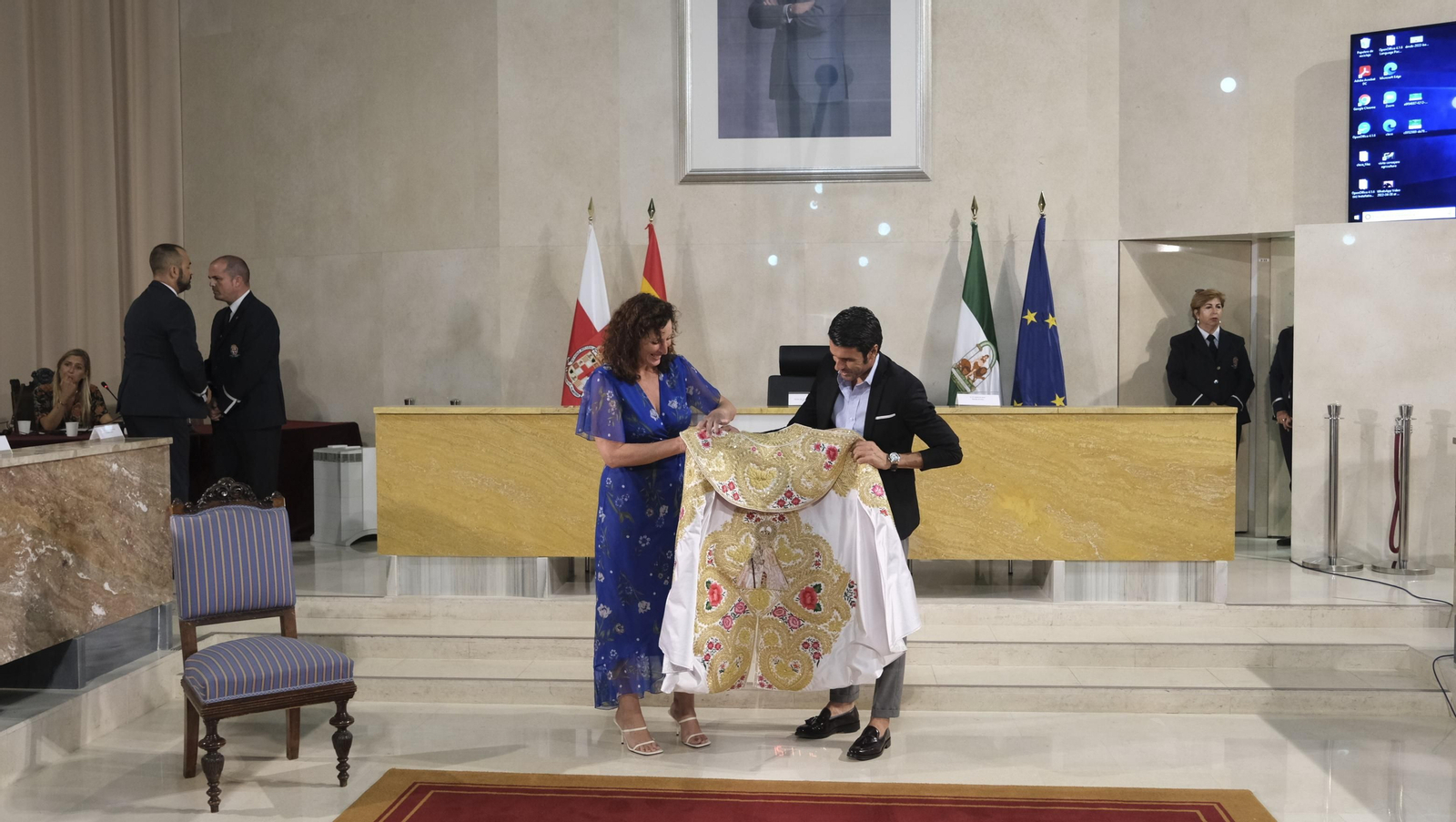 Imágenes de la entrega del capote de paseo de la feria taurina 2021 en honor a la Virgen del Mar, al torero Emilio de Justo