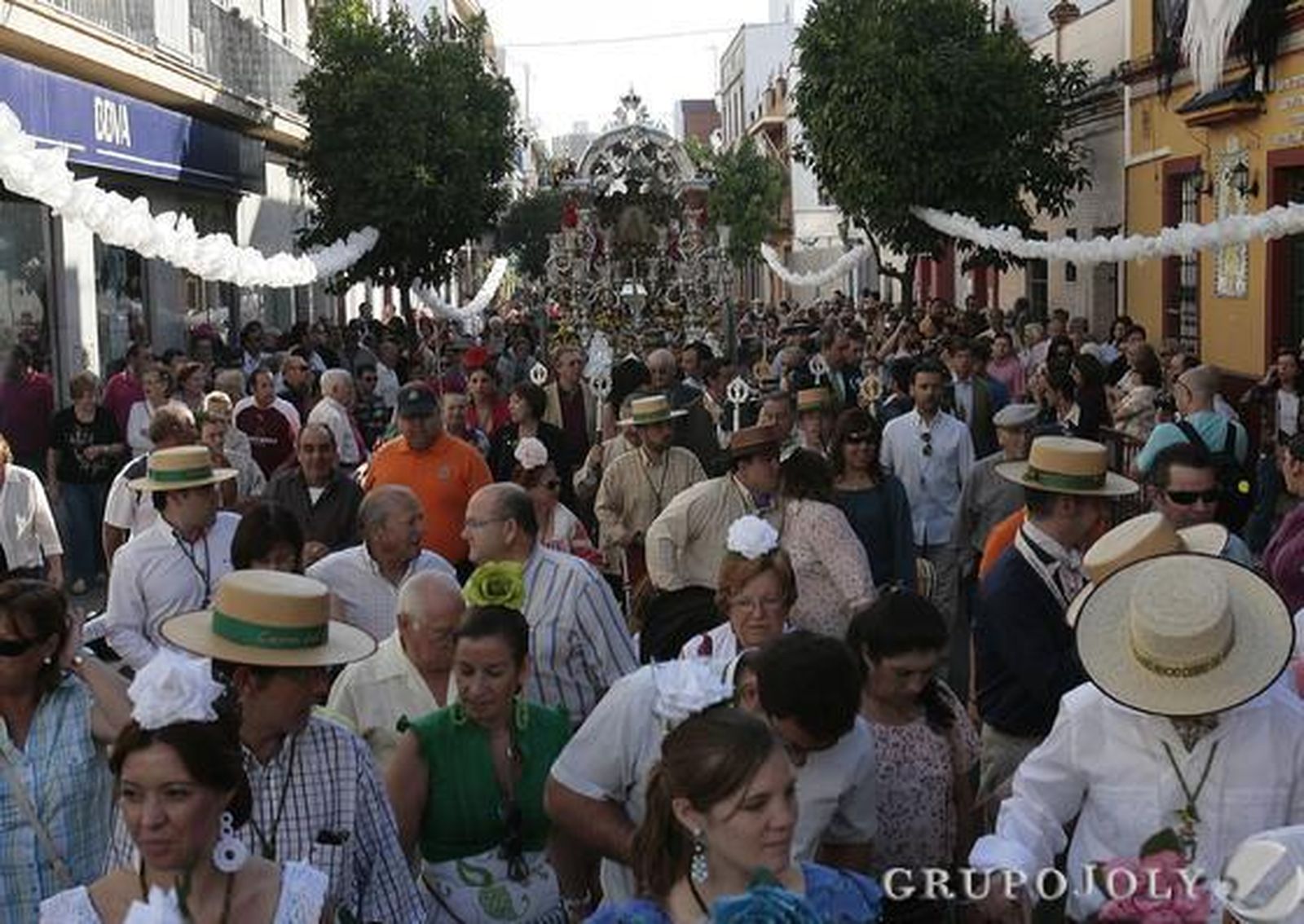 Cientos de vecinos acmpañan al simpecado de la Hermandad.

Foto: José Ángel García