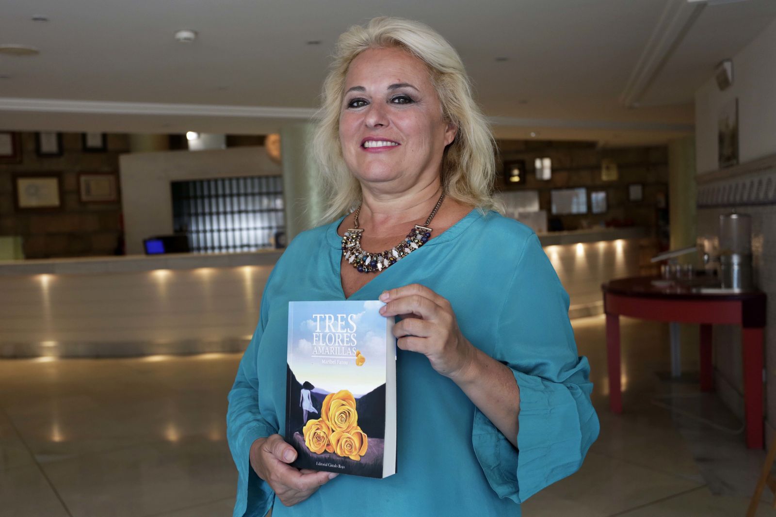Maribel Fatou, fotografiada con su libro en el hotel Playa Victoria de Cádiz