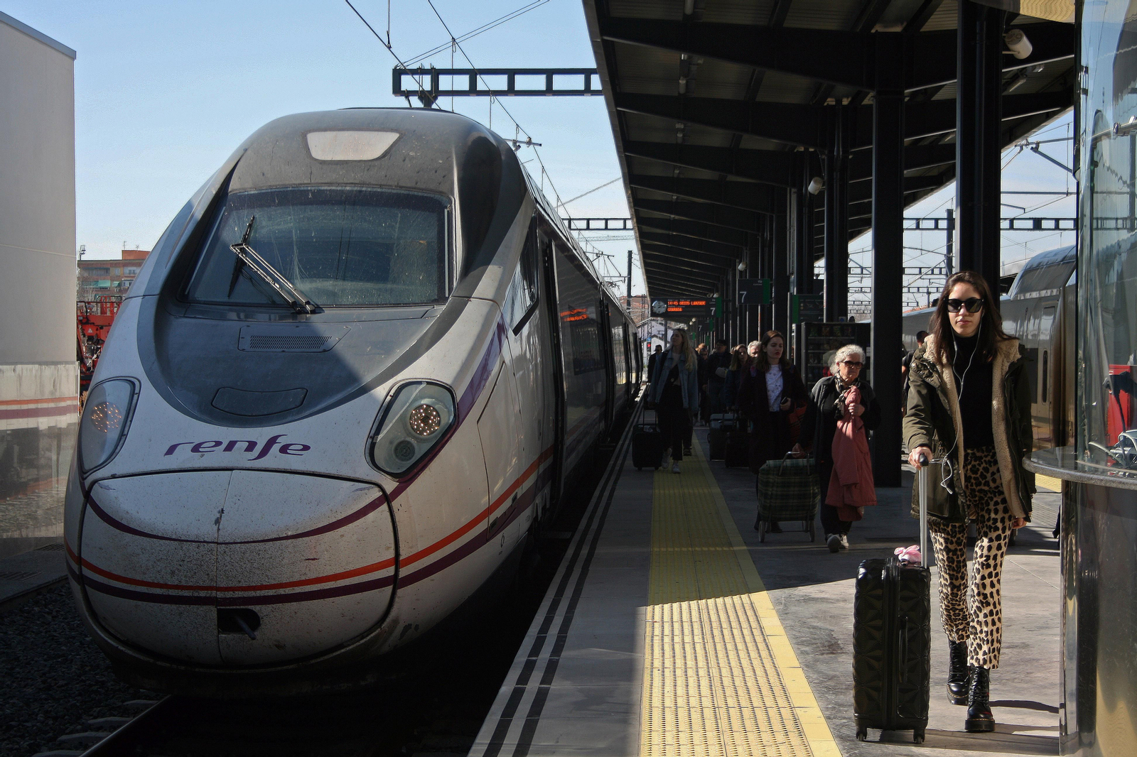 Así es el viaje entre Granada, Córdoba y Sevilla en trenes Avant de Renfe