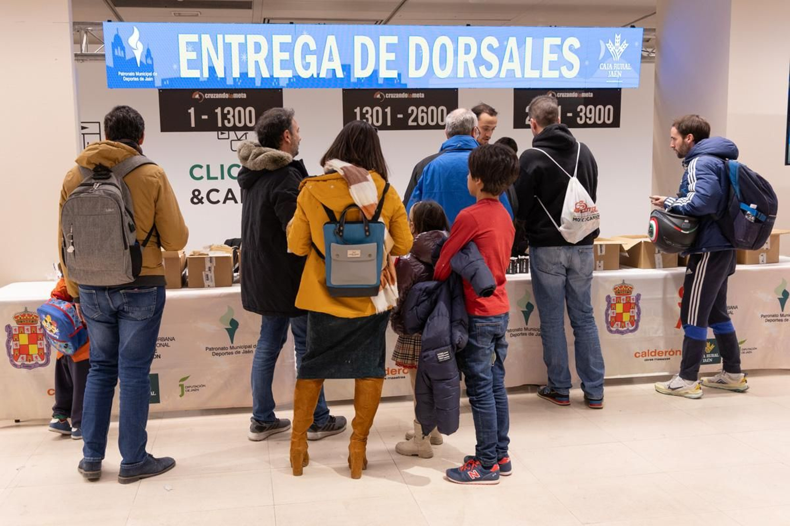En imágenes: buen ritmo en el inicio de la recogida de dorsales para la Carrera de San Antón