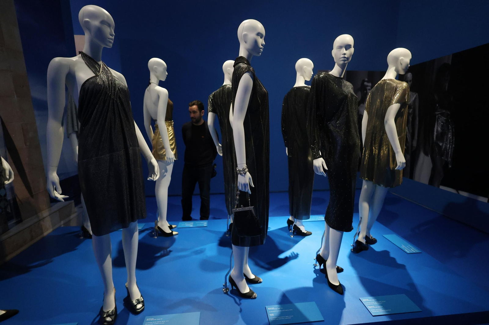 Todos los detalles de la exposición de Versace en Málaga, en imágenes
