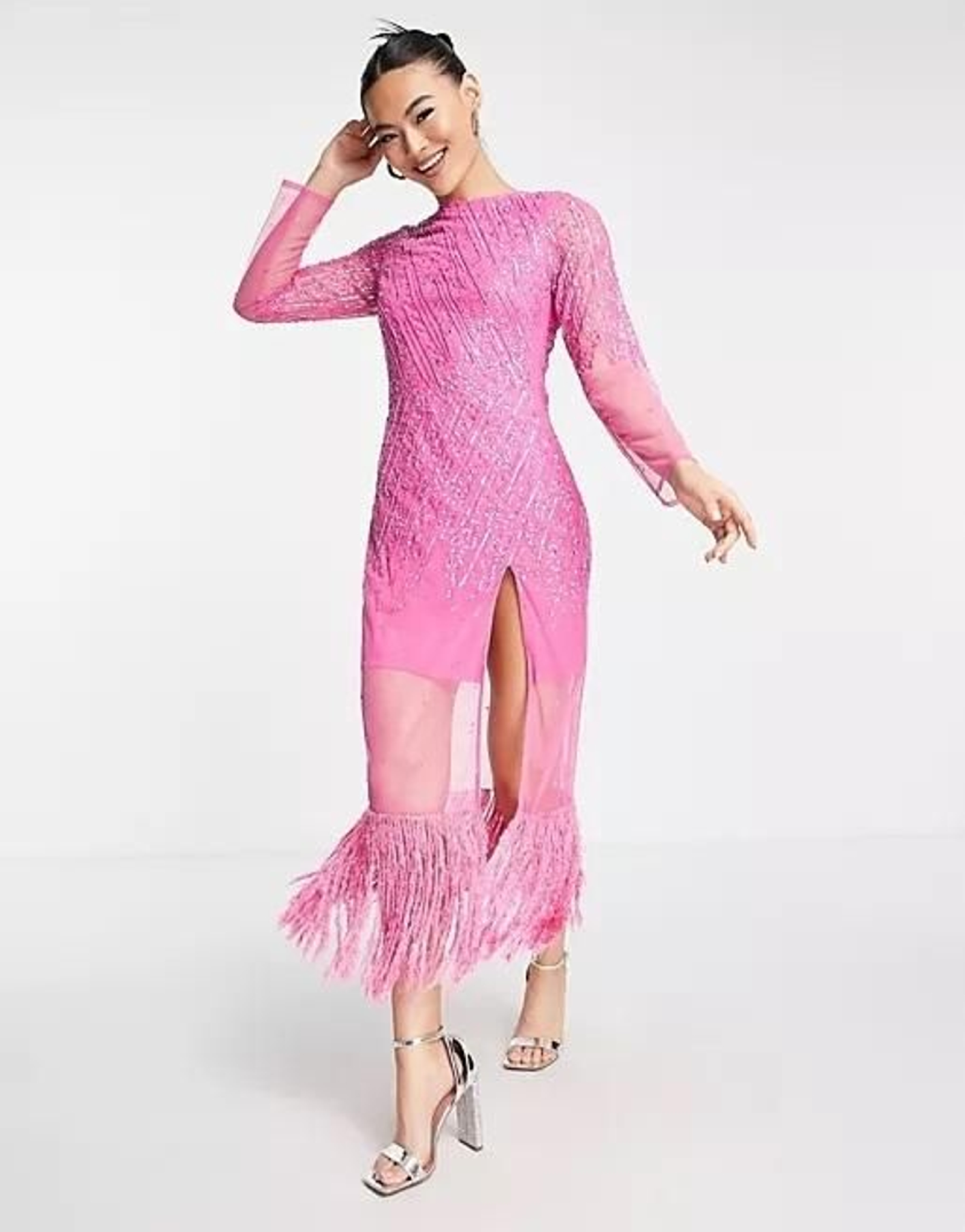 Vestido semilargo rosa intenso de lentejuelas con ribete de plumas sintéticas de Starlet