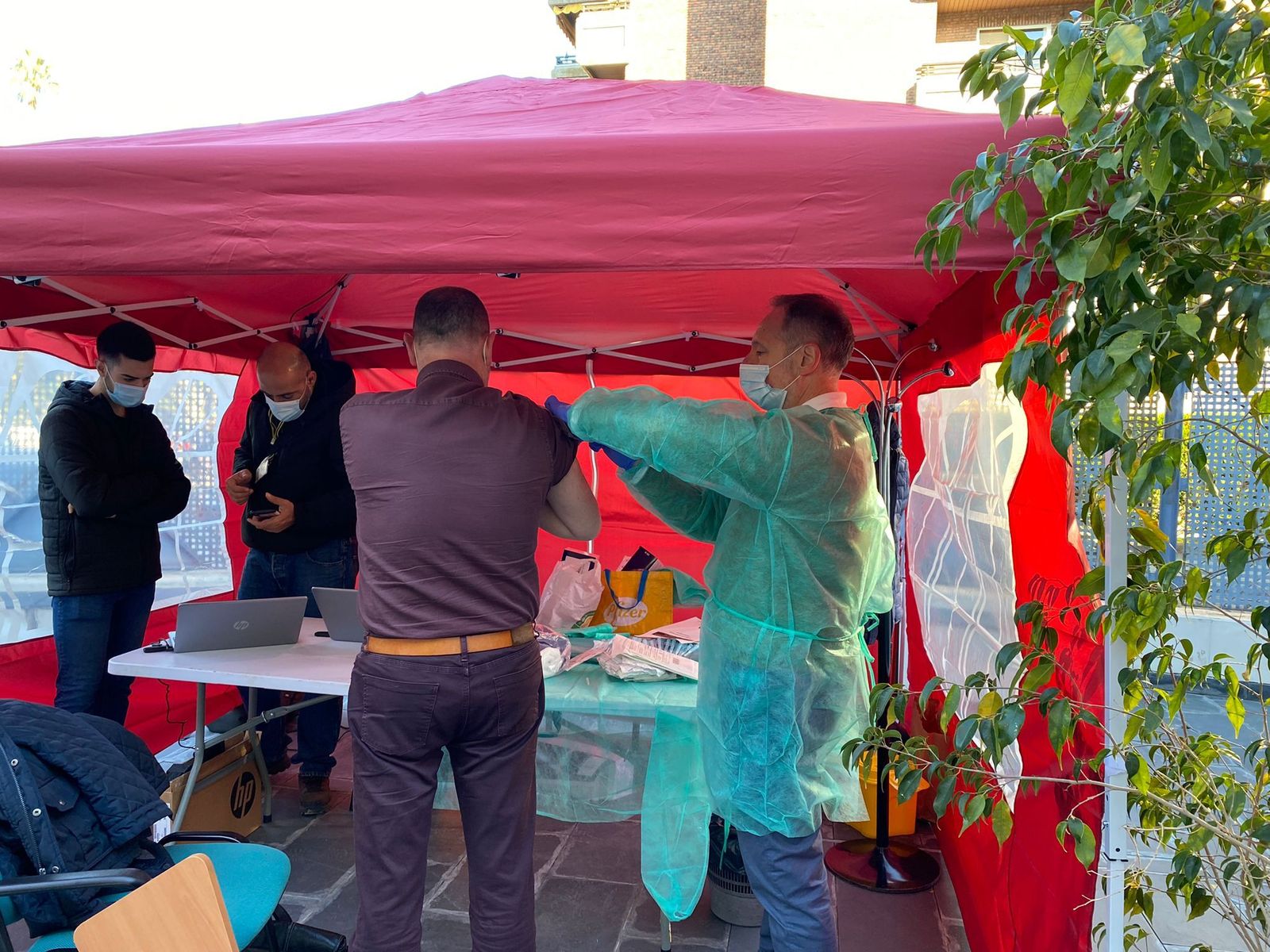 El Colegio de Médicos comienza a administrar la tercera dosis de la vacuna contra el Covid a sanitarios.