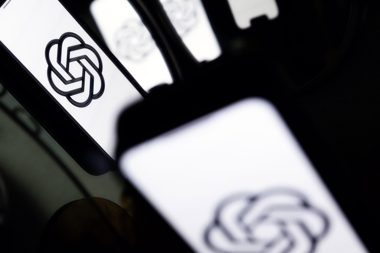 Dispositivos con el logo de Chat GPT.