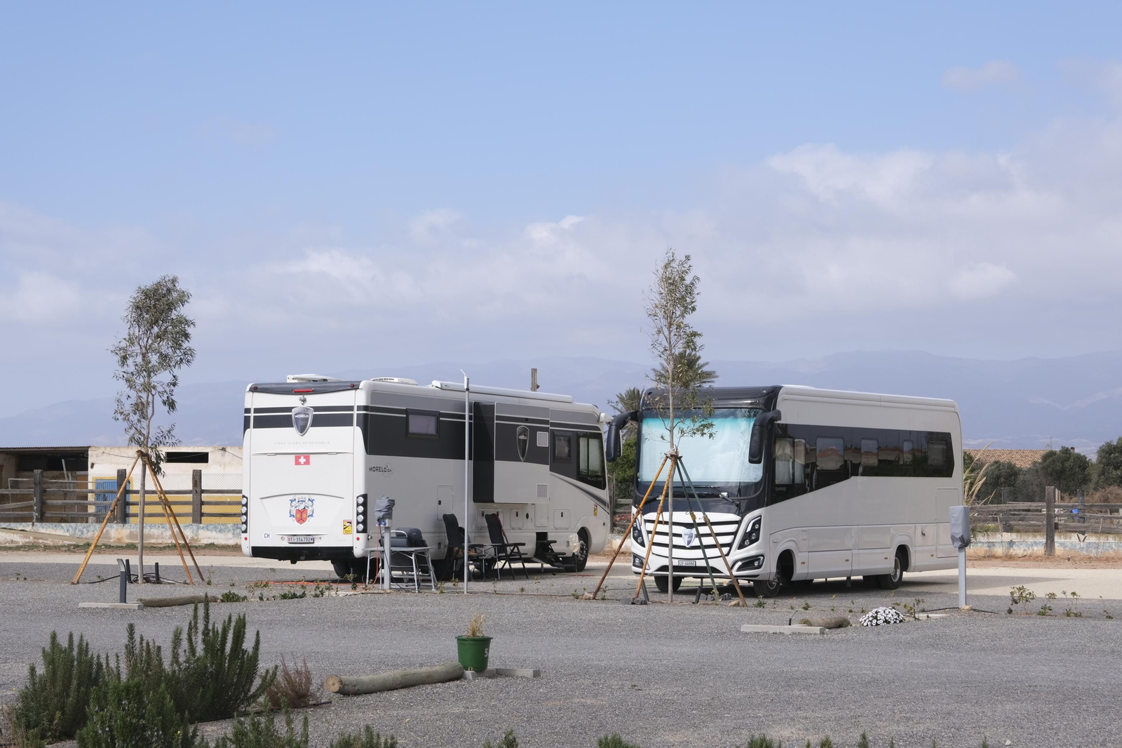 Imágenes de las autocaravanas estacionadas en Cabo de Gata.